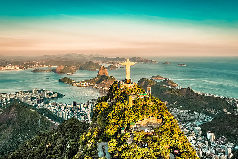 Aerial view of Botafogo Bay from high angle, Rio De Janeiro Christusstatue mit Blick über Rio de Janeiro und Zuckerhut bei Sonnenuntergang.