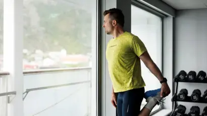 Ein moderner Fitnessraum an Bord eines Kreuzfahrtschiffs, mit großen Fenstern, die freie Sicht bieten.