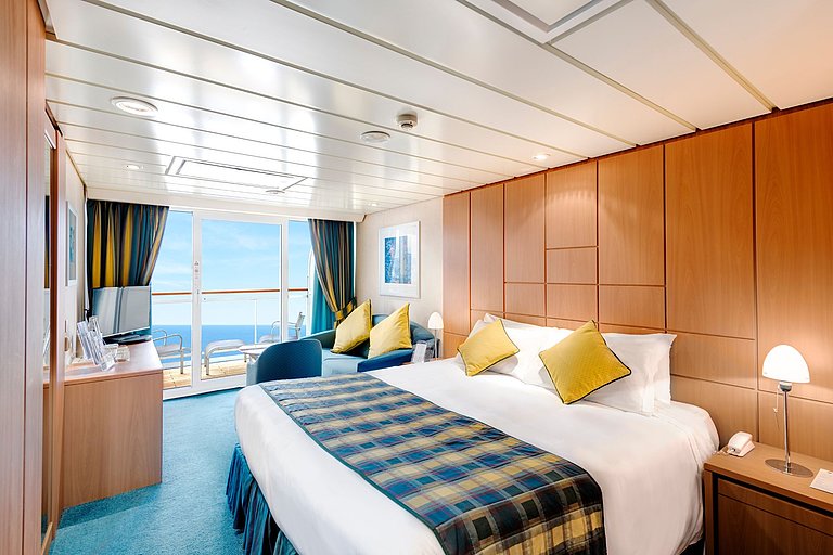 Blick auf eine Suite mit Balkon, heller Beleuchtung und schönem Ausblick auf der MSC.