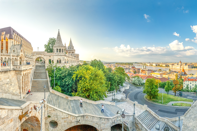 Blick von der Fischerbastei über Budapest mit Reiterstatue und Stadtpanorama.