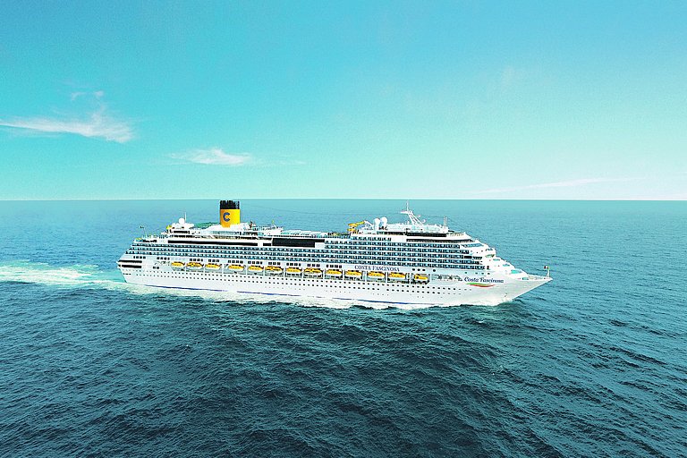 Weißes Kreuzfahrtschiff mit gelben Rettungsbooten fährt über Meer bei hellem Himmel.