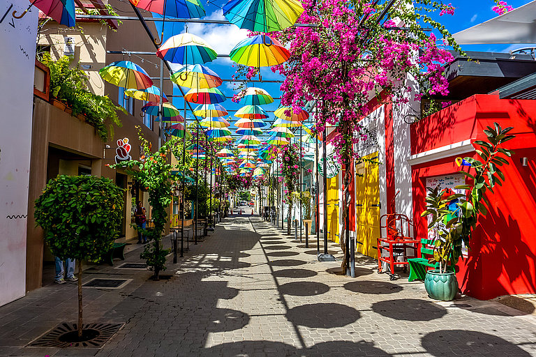 Bunte Gasse in Puerto Plata Bunte Straße im Central Park von Puerto Plata mit farbigen Häusern.