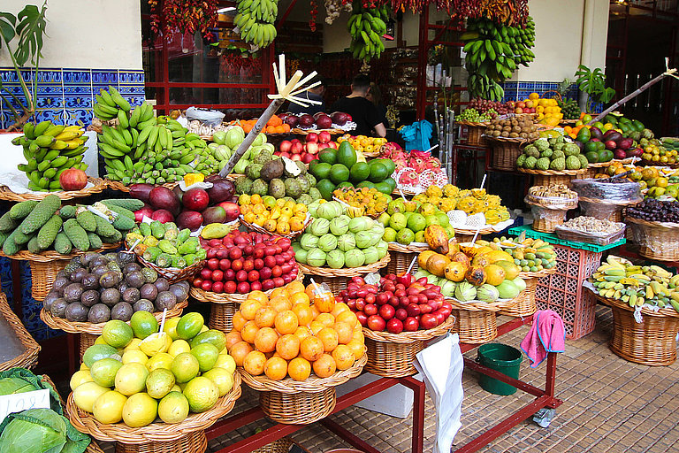 Fruits exotiques - Funchal / madère (Mercado dos Lavradores) Bunter Marktstand mit frischem Obst, Gemüse und Blumen in vielen Körben.