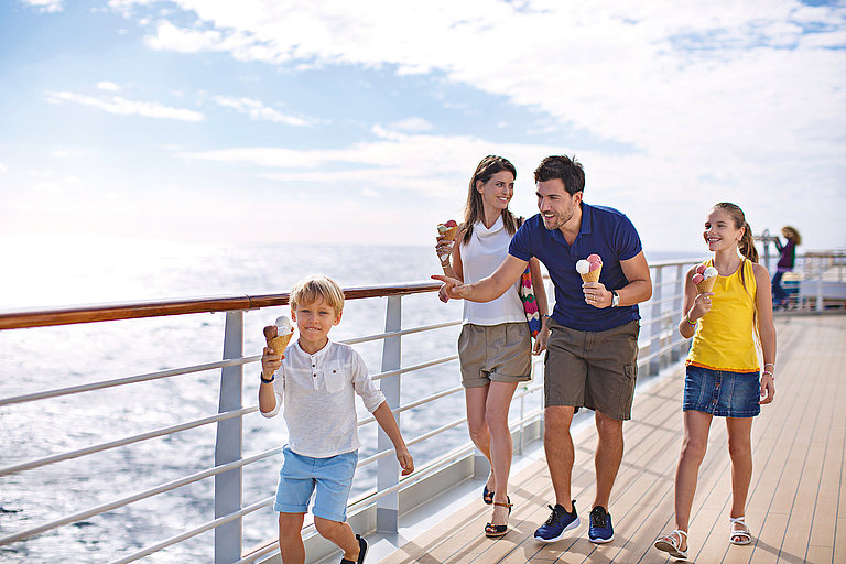 Familie an Bord der Costa Toscana auf dem Außendeck