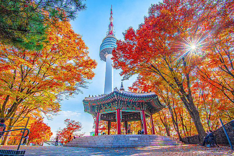 N Seoul Tower mit Pavillon und buntem Herbstlaub in Seoul