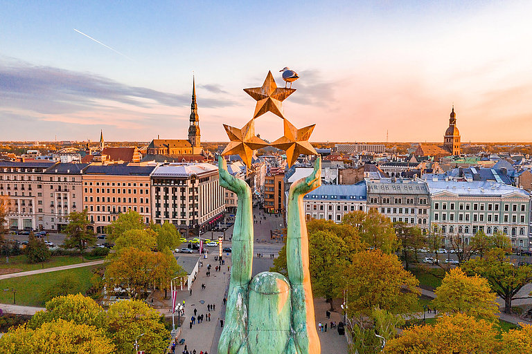 Stadtblick über die Stadt Riga im sommerlichen Abendlicht.