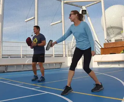 Shuffleboard-Spiel an Deck eines Schiffes mit Blick aufs Spielfeld und sportlicher Atmosphäre.