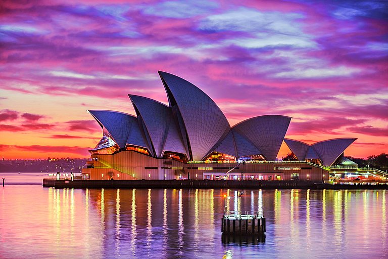 Wahrzeichen von Sydney - das Sydney Opera House bei Sonnenuntergang