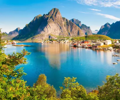 Lofoten islands landscape in Norway Blick auf Reine auf den Lofoten mit Fjord, bunten Häusern und steilen Bergen.