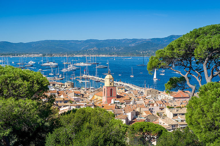 Saint Tropez, Altstadt und Hafen von einem Aussichtspunkt gesehen.