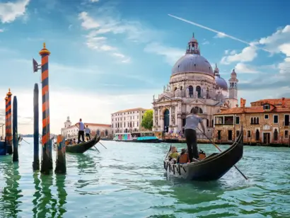 Gondel auf dem Canal Grande in Venedig mit Blick auf Santa Maria della Salute.