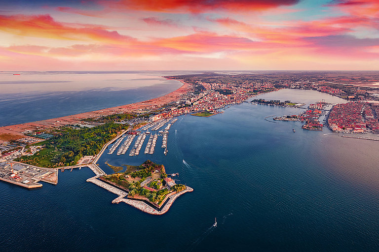 Lagune von Venedig bei Sonnenuntergang mit Inseln, Kanälen und Lichtern.