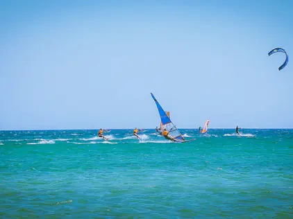 Surfer am Keros Beach auf Lemnos in Griechenland
