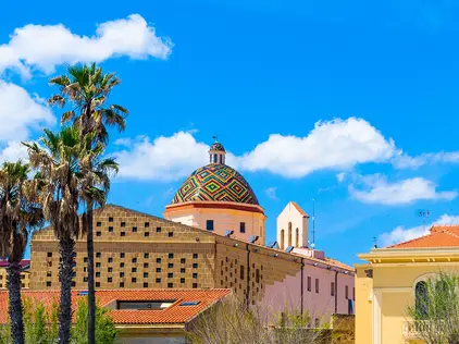 dome of the church of san michele in alghero Kathedrale von Palermo mit Kuppel, Palmen und historischer Fassade im Sonnenschein.