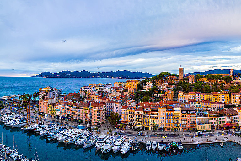 Hafen von Cannes von oben bei Sonnenuntergang.