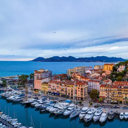 Hafen von Cannes von oben bei Sonnenuntergang.