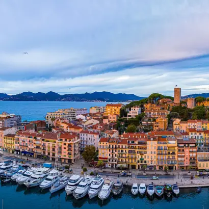 Hafen von Cannes von oben bei Sonnenuntergang.
