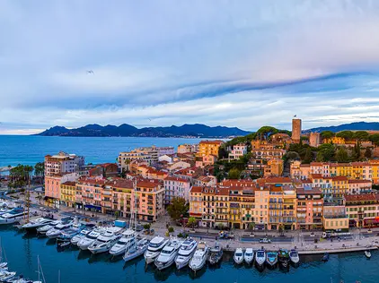Hafen von Cannes von oben bei Sonnenuntergang.