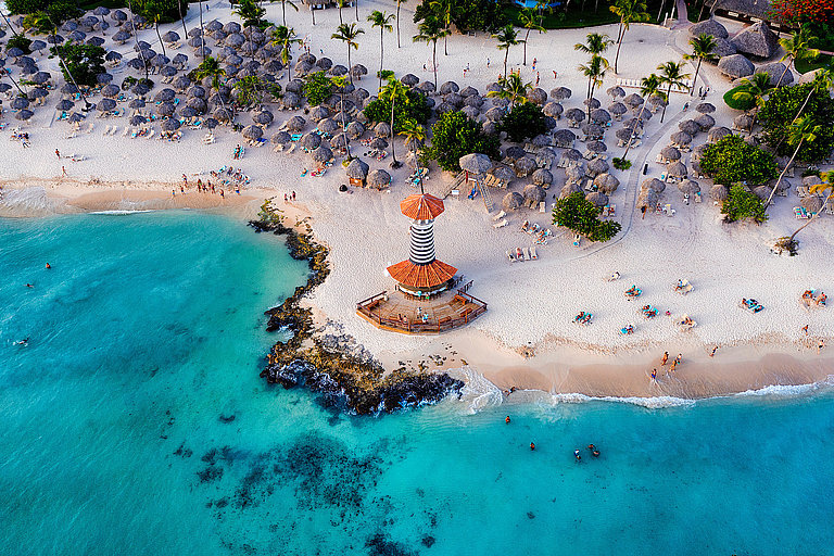 Luftaufnahme von Bayahibe Strand mit Leuchtturm und türkisblauem Wasser