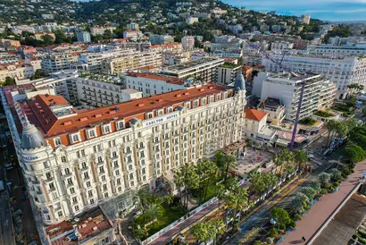 Luftaufnahme vom Hotel Carlton auf der La Croisette in Cannes.
