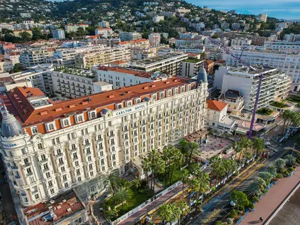 Luftaufnahme vom Hotel Carlton auf der La Croisette in Cannes.