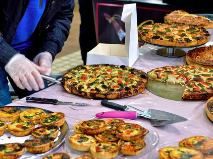 Quiche-Stand auf dem Markt Forville in Cannes.