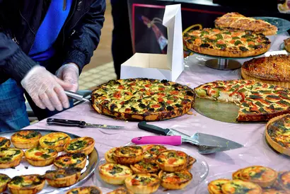 Quiche-Stand auf dem Markt Forville in Cannes.