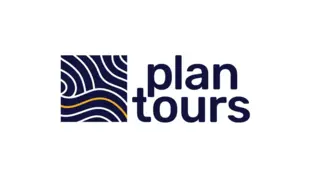 Das Logo von Plantours in dunkelblauer Farbe im Wellenartigen Motiv.