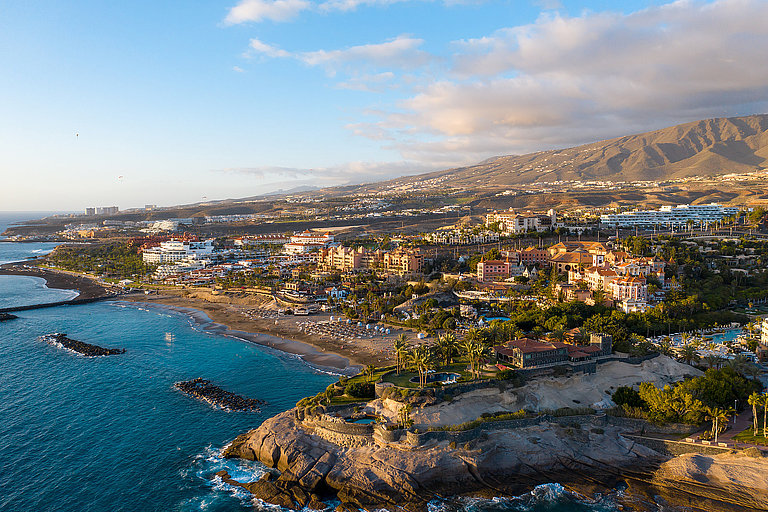 Luftaufnahme der Costa Adeje auf Teneriffa. Tiefblaues Meer und Hotels.