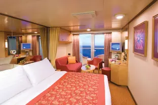 Moderne Außenkabine mit orangenen Akzenten und kleinem Fernseher auf einem Kreuzfahrtschiff.