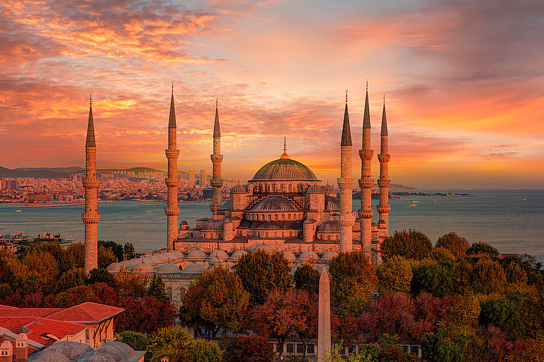 The Blue Mosque, (Sultanahmet Camii), Istanbul Beleuchtete Moschee mit Minaretten bei Sonnenuntergang über Istanbul und Meer.