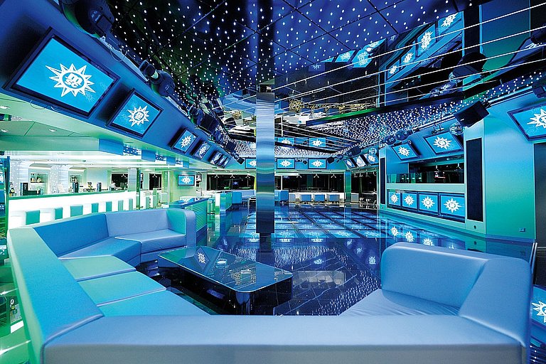Moderne Disco mit grüner, blauer und weißer Beleuchtung auf einem Kreuzfahrtschiff.