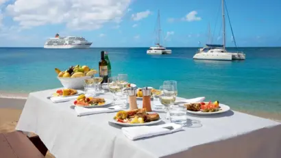 Ein romantisches Essen mit Weinbegleitung unter freiem Himmel mit Blick aufs Meer.