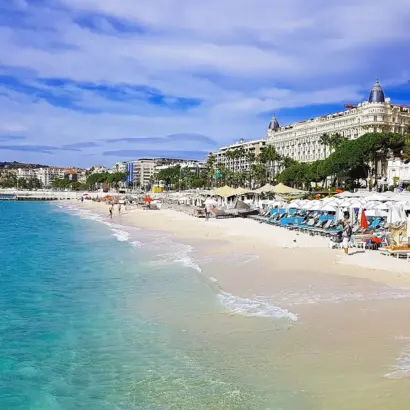 Strandleben entlang der La Croisette in Cannes.