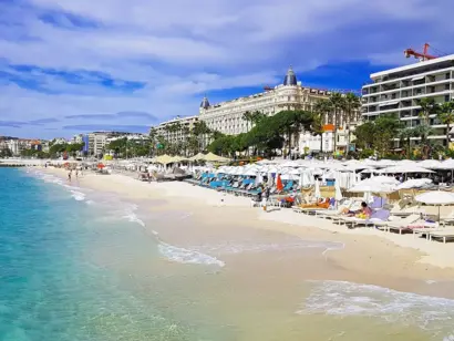 Strandleben entlang der La Croisette in Cannes.