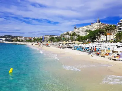 Strandleben entlang der La Croisette in Cannes.