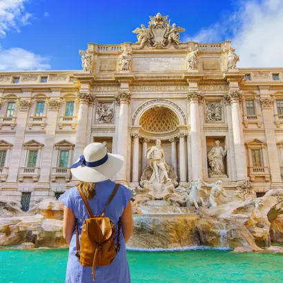 Trevi-Brunnen in Rom mit barocker Fassade, Skulpturen und türkisblauem Wasser.